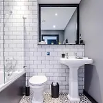 2 King Size Beds In Manhattan Styled Oversize Apartment *