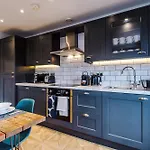 Apartment 2 King Size Beds In Manhattan Styled Oversize *