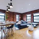 2 King Size Beds In Manhattan Styled Oversize Apartment Leeds (West Yorkshire)