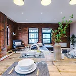 2 King Size Beds In Manhattan Styled Oversize Apartment *
