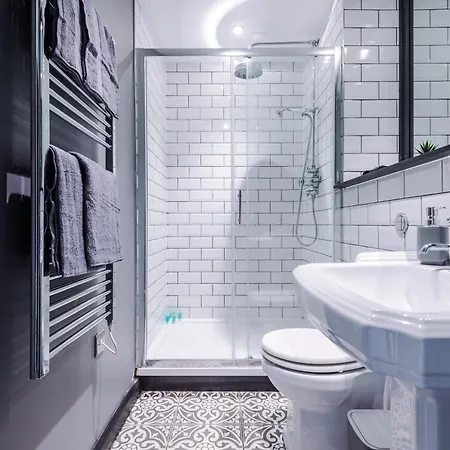 2 King Size Beds In Manhattan Styled Oversize * Leeds (West Yorkshire)