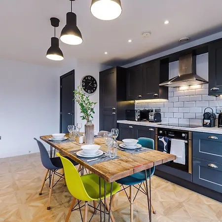 2 King Size Beds In Manhattan Styled Oversize *