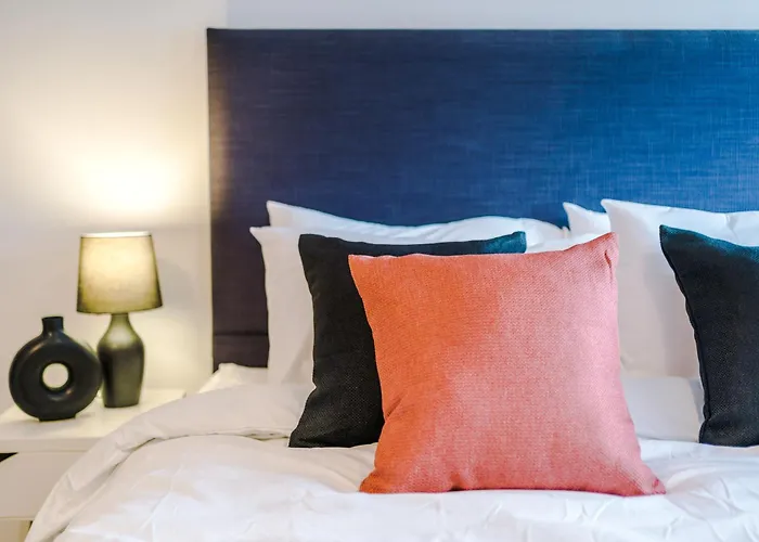 2 King Size Beds In Manhattan Styled Oversize Apartment *