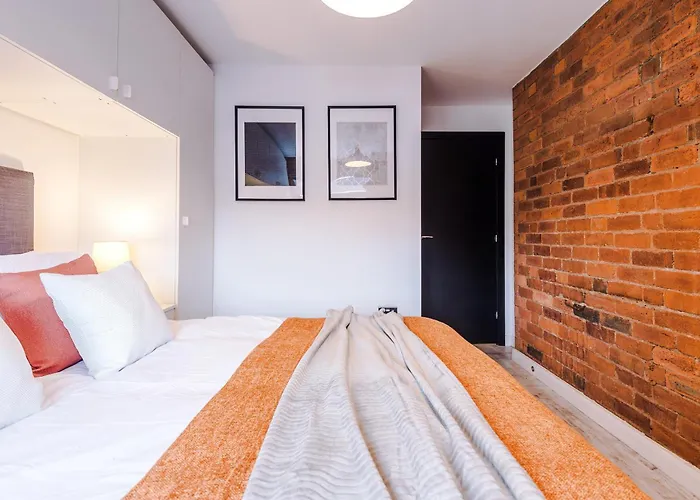 2 King Size Beds In Manhattan Styled Oversize Apartment