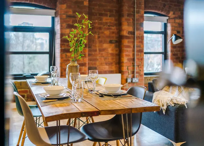 2 King Size Beds In Manhattan Styled Oversize Apartment Leeds (West Yorkshire)