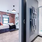 2 King Size Beds In Manhattan Styled Oversize Apartment *