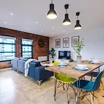 Apartment 2 King Size Beds In Manhattan Styled Oversize Leeds (West Yorkshire)