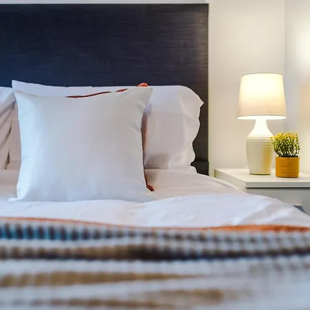 2 King Size Beds In Manhattan Styled Oversize *