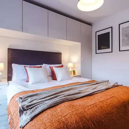 2 King Size Beds In Manhattan Styled Oversize