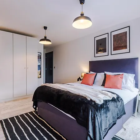 2 King Size Beds In Manhattan Styled Oversize Leeds (West Yorkshire)
